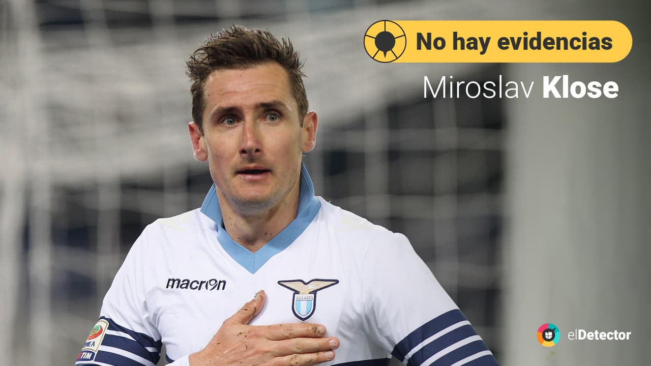 <a href="https://www.marca.com/futbol/bundesliga/2021/05/28/60b08bcb46163ff1748b45a0.html"><u>En una entrevista publicada</u></a> por el medio alemán 
<i>Kicker</i> y citada por el medio deportivo español 
<i>Marca</i>, el goleador alemán contó que debió dejar su puesto en el cuerpo técnico del Bayern de Múnich y toda actividad física tras diagnosticársele dos trombosis en una pierna, a finales de mayo de 2021.
<b> En ningún momento mencionó a las vacunas contra el covid-19.</b>
<br>
<br>Para septiembre, en otra declaración publicada por 
<i>Kicker</i> y citada esta vez por el medio español deportivo 
<i>Sport</i>, aseguraba
<a href="https://www.sport.es/es/noticias/fuera-de-juego/miroslav-klose-anuncia-superado-enfermedad-12073646"> <u>haber superado la enfermedad</u></a> que limitó su movilidad por varios meses. Tampoco hubo mención a las inmunizaciones.
<br>