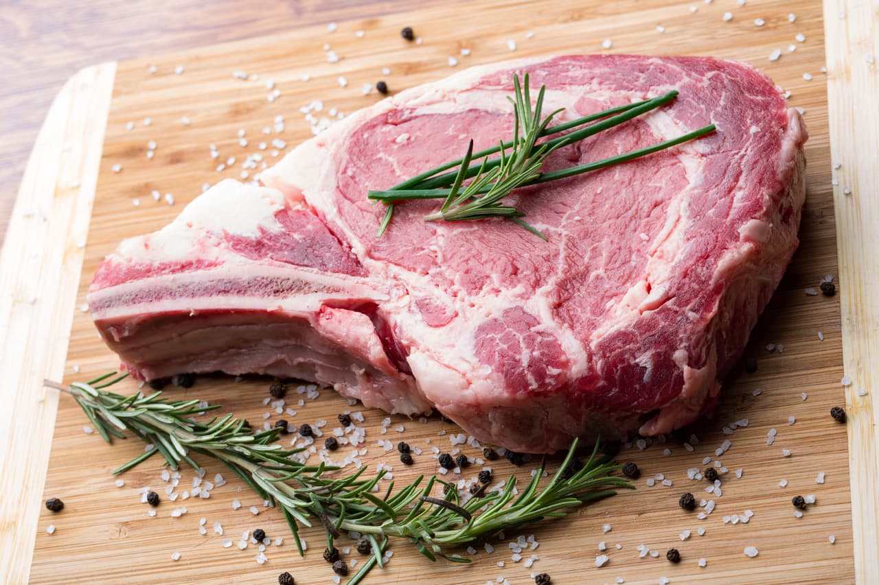 <b>KILO DE CARNE.</b> Además del tema del maltrato animal y la contaminación que generan las grandes industrias cárnicas, hacer un kilo de carne requiere de 10,000 litros de agua.