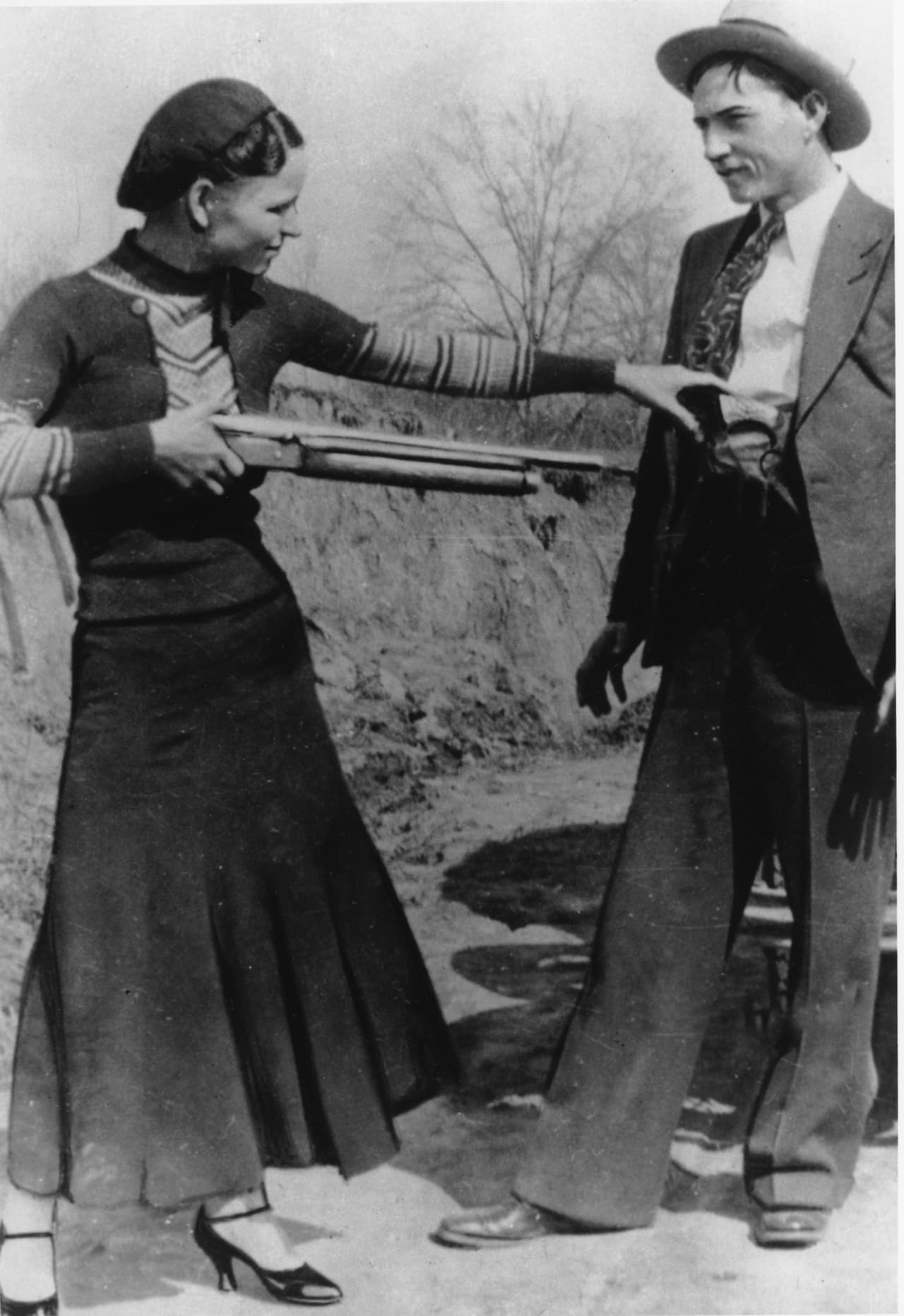 Las andanzas de Bonnie y Clyde los convirtieron en el ‘enemigo público número uno’ del país durante la Gran Depresión y sus crímenes eran reseñados por la prensa a nivel nacional. El FBI, entonces llamado Buró de Investigación, se interesó en la pareja a finales de diciembre de 1932, luego que encontraran en Michigan un auto Ford que había sido robado en Oklahoma. Allí los agentes dieron con un frasco con medicinas con el nombre de una tía de Barrow y la pesquisa los llevó a la pareja.