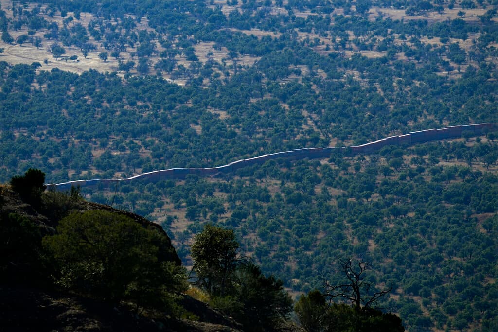 En octubre se cubrió otra zona y este 8 de diciembre, cuadrillas de trabajadores se encargaban de trasladar los contenedores y colocarlos de forma correcta a lo largo del extremo este de la frontera de Arizona con México.