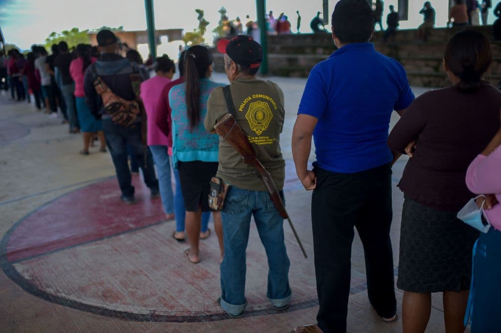 <b>Restricciones para los empleados de gobierno:</b>
<br>
<br>-Para viajar a Taxco, deben utilizar la Carretera Federal 95D que pasa por Cuernavaca, Morelos y permanecer dentro de las áreas turísticas. 
<br> -Pueden visitar el Parque Nacional Grutas de Cacahuamilpa durante el día con un operador turístico autorizado.
<br> -No pueden viajar a otras áreas del estado de Guerrero, incluidos Acapulco, Zihuatanejo e Ixtapa.
<br>