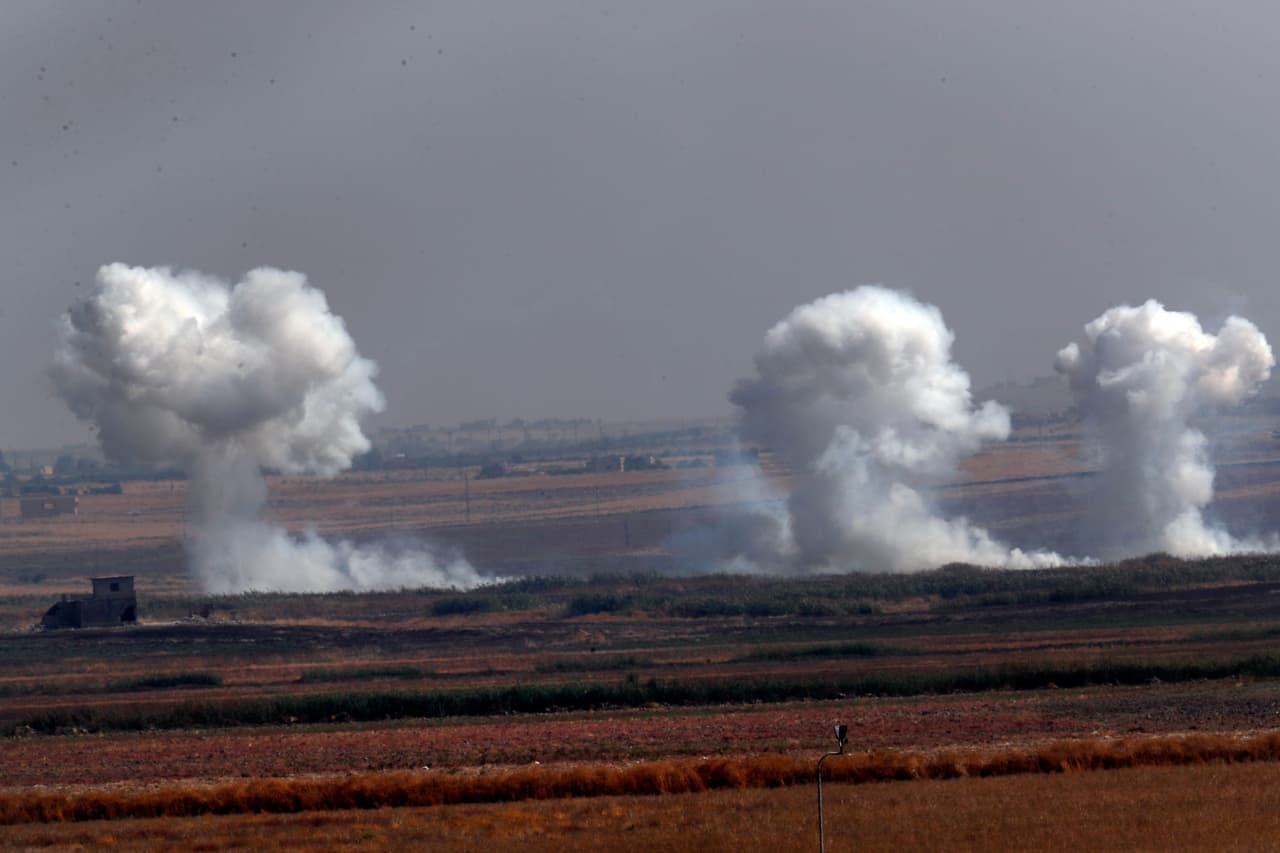 <b>Bombardeos turcos horas después de que se va EEUU.</b> Esta imagen fue tomada desde el lado turco de la frontera entre Turquía y Siria en Akcakale, son las humaredas en Siria provocadas por bombardeos de fuerzas turcas el jueves 10 de octubre de 2019. El abandono a los combatientes kurdos que lucharon junto a EEUU para derrotar al grupo 
<a href="https://www.univision.com/temas/isis">Estado Islámico</a> fue 
<a href="https://www.univision.com/noticias/mundo/tras-criticas-de-republicanos-trump-amenaza-con-tomar-represalias-contra-turquia-si-ataca-a-las-fuerzas-kurdas-en-siria">muy criticado por diversos actores internacionales</a> y ahora los kurdos temen que el número de refugiados y muertos aumente.