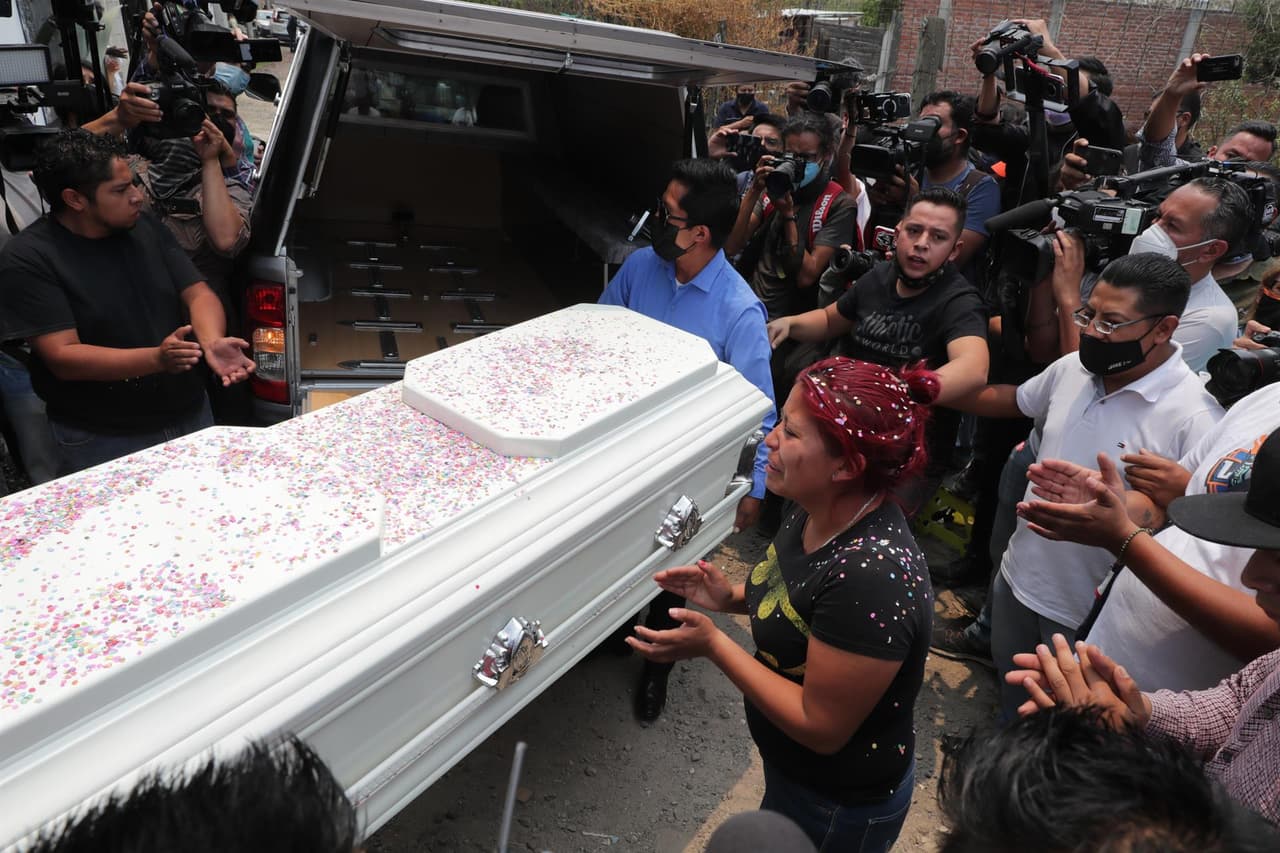 "¡No te vayas, hijo!", imploraba este miércoles Marisol Tapia ante el ataúd de Brandon
<b> </b>Giovanny, de 12 años, 
<b>el único menor de edad que figura entre las 25 víctimas mortales</b> del 
<a href="https://www.univision.com/noticias/sucesos/desploma-puente-estacion-metro-de-la-ciudad-de-mexico">accidente del metro de Ciudad de México ocurrido el pasado lunes.</a>