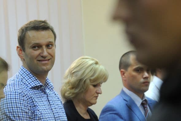 El alcalde en funciones de Moscú, Serguéi Sobianin, se pronunció a favor de que el dirigente opositor Alexéi Navalny se presente a las elecciones al Ayuntamiento de la capital rusa del próximo 8 de septiembre. Navalny decidió retirar su candidatura tras ser condenado la víspera a cinco años de cárcel en un caso de robo de madera y fraude, lo que de hecho le inhabilitaba para tomar parte en unas elecciones. Después de su arresto, condena y posteriores demostraciones en St. Petersburg y otras ciudades rusas, el bloguero fue puesto en libertad en forma inesperada. Al quedar en libertad hasta que se resuelva la apelación de la sentencia, el opositor podría concurrir teóricamente a los citados comicios. Tras abandonar la prisión preventiva de la ciudad de Kírov, unos 900 kilómetros al este de la capital, Navalny señaló que tomara una decisión cuando vuelva a casa. Mientras, el veterano opositor liberal, Borís Nemtsov, animó hoy a Navalny a postular su candidatura, "continuar hasta el final y ganar". "Estoy convencido de que si en las elecciones recibe más de un millón de votos, no se atreverán a encerrarlo. La garantía de inmunidad de Navalny depende directamente del apoyo popular", apuntó. Navalny, bloguero anticorrupción que sacó a la luz los trapos sucios del partido del Kremlin, era considerado hasta su condena ayer a cinco años de cárcel el dirigente opositor con mayor gancho electoral. Los analistas no creen en una posible victoria de Navalny en las elecciones a la alcaldía, pero consideran que su condena sí puede traerle réditos electorales. Uno de los organizadores en diciembre de 2011 de las mayores protestas antigubernamentales desde la caída de la Unión Soviética, Navalny fue el dirigente más votado cuando la oposición extraparlamentaria decidió crear un consejo coordinador.