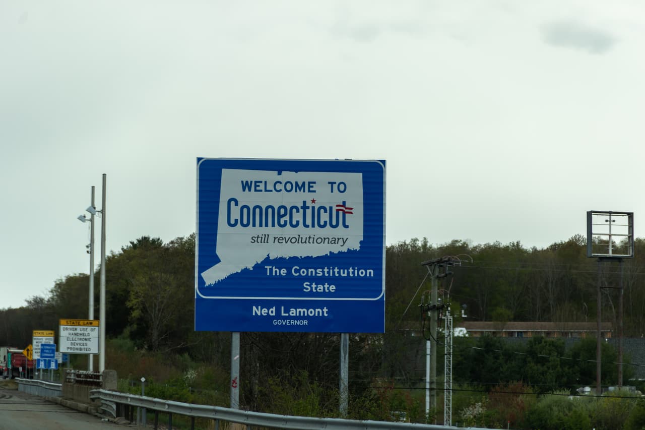 <b>Puesto 14. Connecticut</b>
<br>
<br>Costo anual promedio del mantenimiento de un automóvil: 2,914 dólares.
<br>
<br>Costo anual promedio de la revisión de la luz de reparación del motor encendida: 248 dólares en repuestos y 154 dólares en mano de obra.
<br>
<br>Costo anual promedio del seguro: 1,580 dólares.
<br>
<br>Gasto anual en gasolina por cada conductor con licencia en el estado: 932 dólares.
<br>
<br>Costo promedio de la gasolina al 20 de junio de 2021: 3.16 dólares por galón.
<br>
