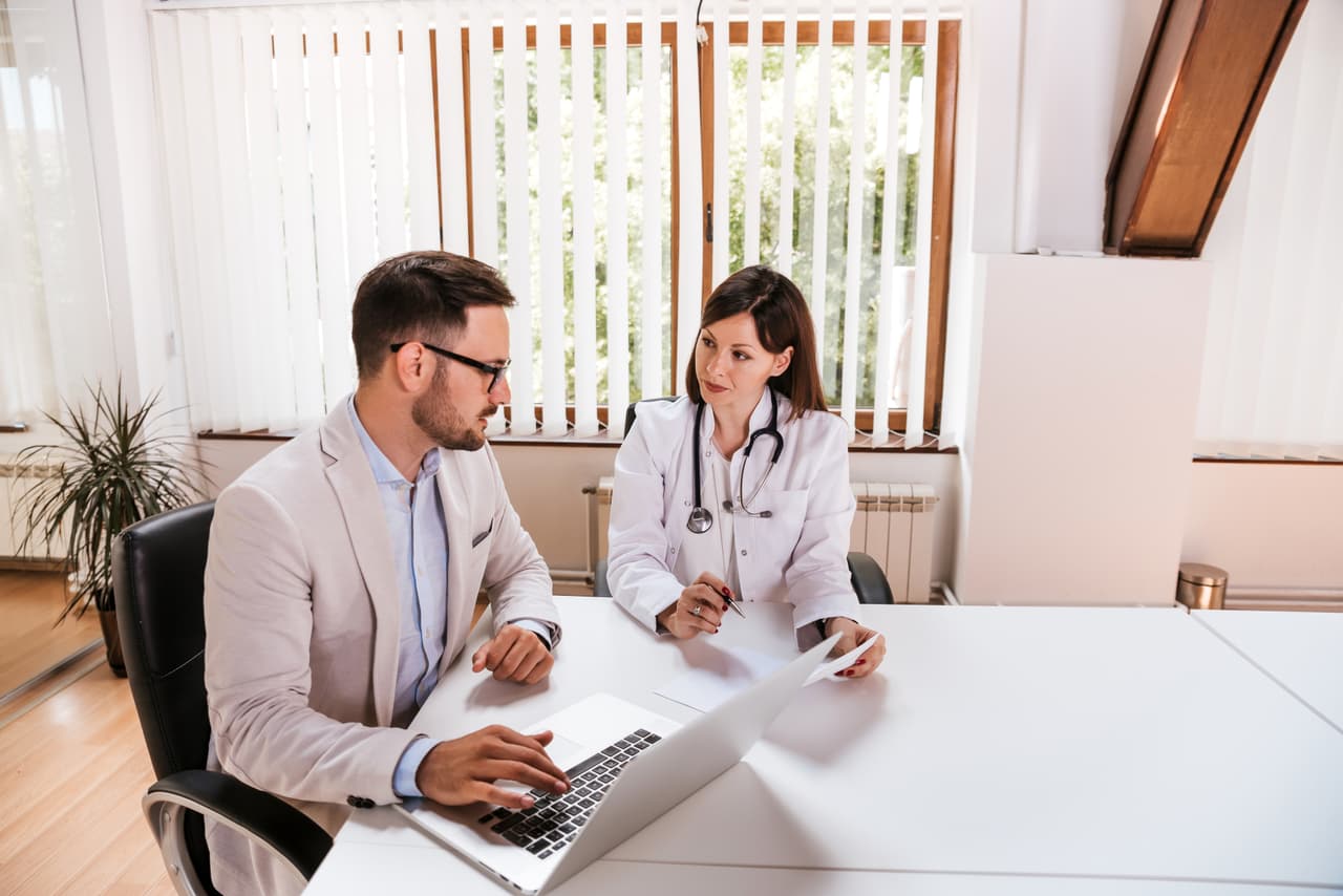 <b>Puesto 11. Gerente de servicios médicos. </b>Salario promedio: 99,730 dólares. Tasa de desempleo: 0.9%. Estos empleados se aseguran de que organizaciones complejas como hospitales y centros médicos funcionen bien. Pueden tener títulos en administración o gerencia. El BLS espera que este oficio aumente un 18% para 2028.
