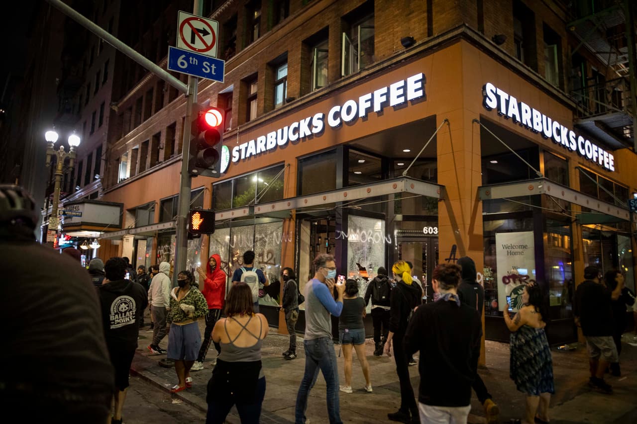 El Starbucks en la calle 6th entre Broadway y la calle Main también fue vandalizado y saqueado.