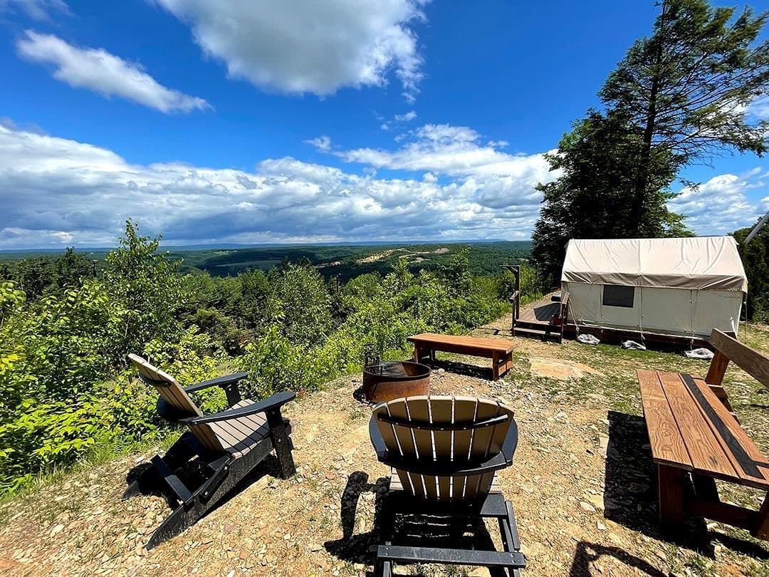 <b>Número 3: Pocono Mountains</b>. Para la mejor escapada romántica en el estado, planifica un viaje a las montañas Pocono. Aunque también hay muchos bed & breakfast y posadas históricas en el área, el área es más conocida por sus resorts que ofrecen de todo, desde esquí y navegación, hasta casinos y parques acuáticos.