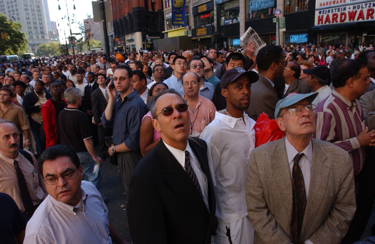 Quienes estaban en las cercanías del lugar se agolparon en las calles para ver atónitos cómo ardían las dos torres emblemáticas del perfil del sur de Manhattan, símbolo de poderío económico de la ciudad.