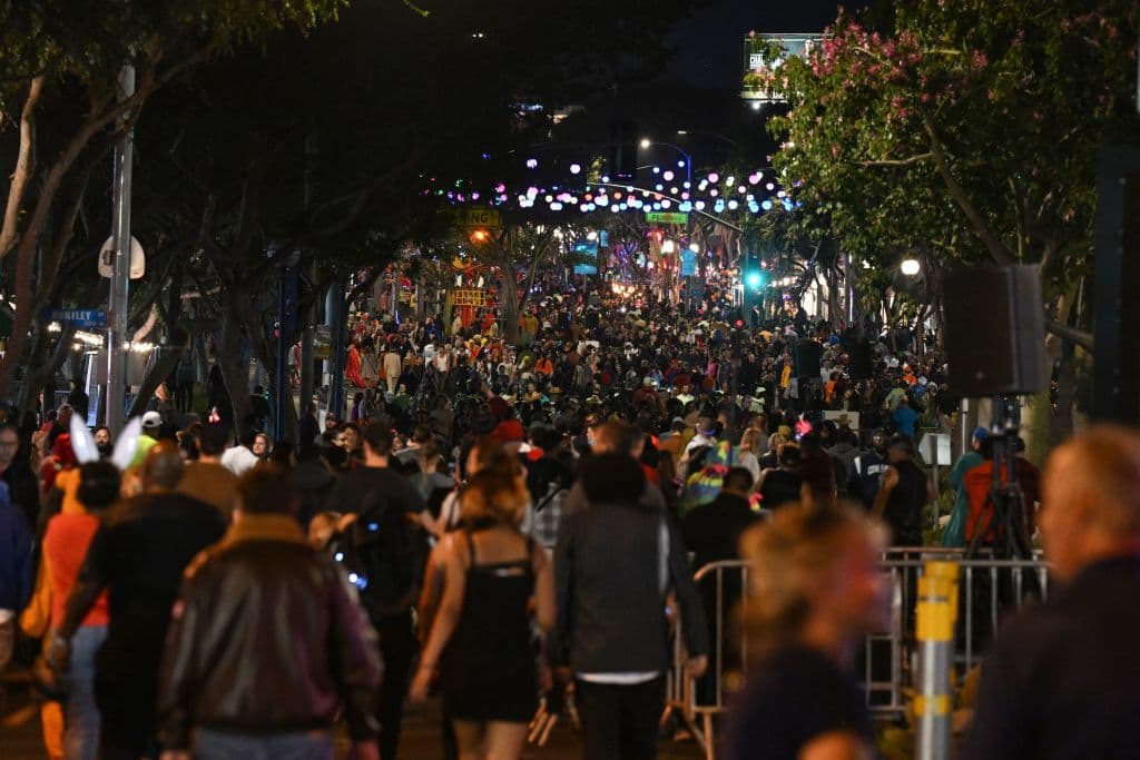 Disfrazadas o no, miles de personas asistieron al evento, que temprano en la noche se realizaba sin incidentes que lamentar.