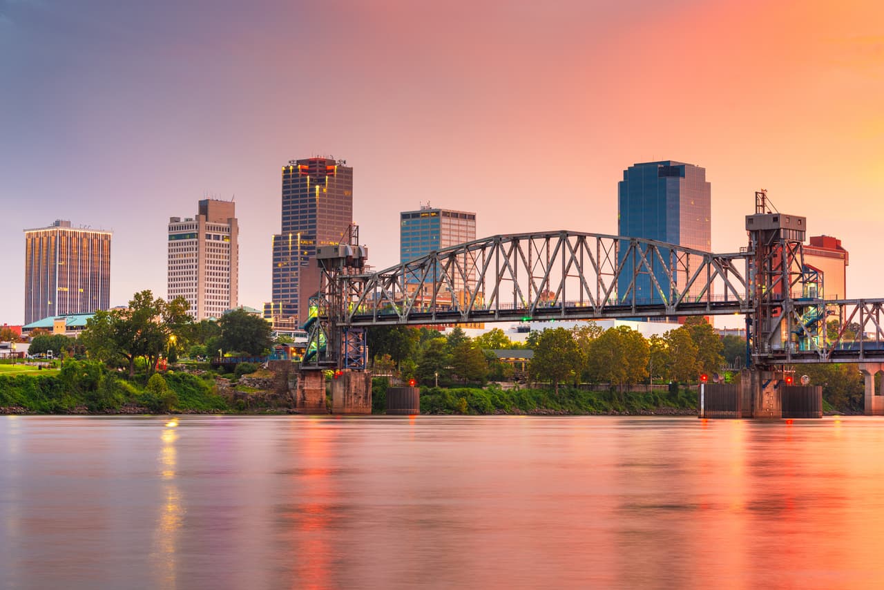 <h3 class="cms-H3-H3">3. Arkansas</h3>
<br>
<br>🏘️ Población: 3,025,891 habitantes.
<br>
<br>🏘️ Esperanza de vida: 75.5 años.
<br>
<br>🏘️ Ingreso promedio por familia: $52,528 
<br>
<br>🏘️ Valor promedio de la vivienda: $162,300
<br>
<br>🏘️ Costo de la vida representado como el porcentaje del total del ingreso promedio por familia: 14.7%
<br>
<br>🏘️ Tasa de desempleo (agosto 2022): 3.5%
<br>