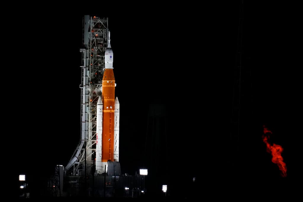 El cohete lunar nuevo de la NASA se encuentra en la plataforma de lanzamiento 39-B horas antes del despegue el lunes 29 de agosto de 2022 en Cabo Cañaveral, Florida.