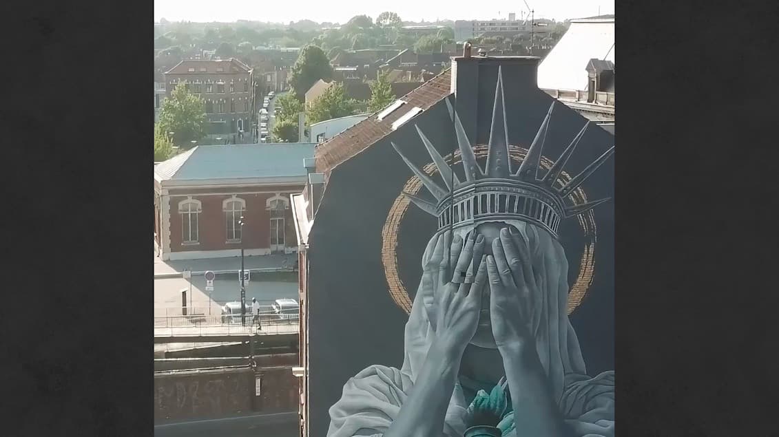 La Estatua de la Libertad se cubre el rostro avergonzada en un mural en Francia