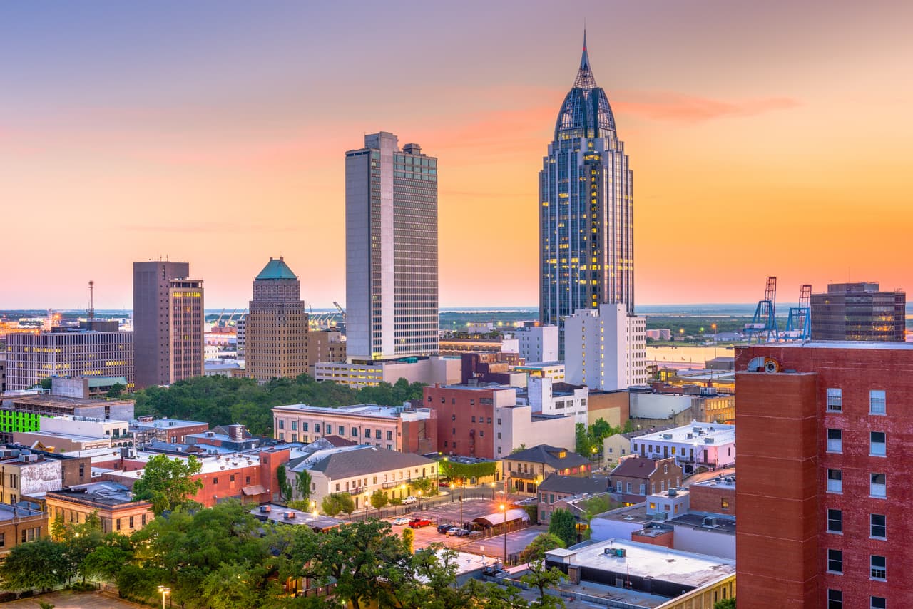 <h3 class="cms-H3-H3">4. Alabama</h3>
<br>
<br>💉 
<b>Esperanza de vida al nacer (2020):</b> 73.2
<br>
<br>💉 
<b>Modificación con respecto a 2019 (en años): </b>-2.0
<br>
<br>💉 
<b>Población sin seguro médico: </b>9.5%
<br>
<br>💉 
<b>Población total: </b>4,893,186
<br>