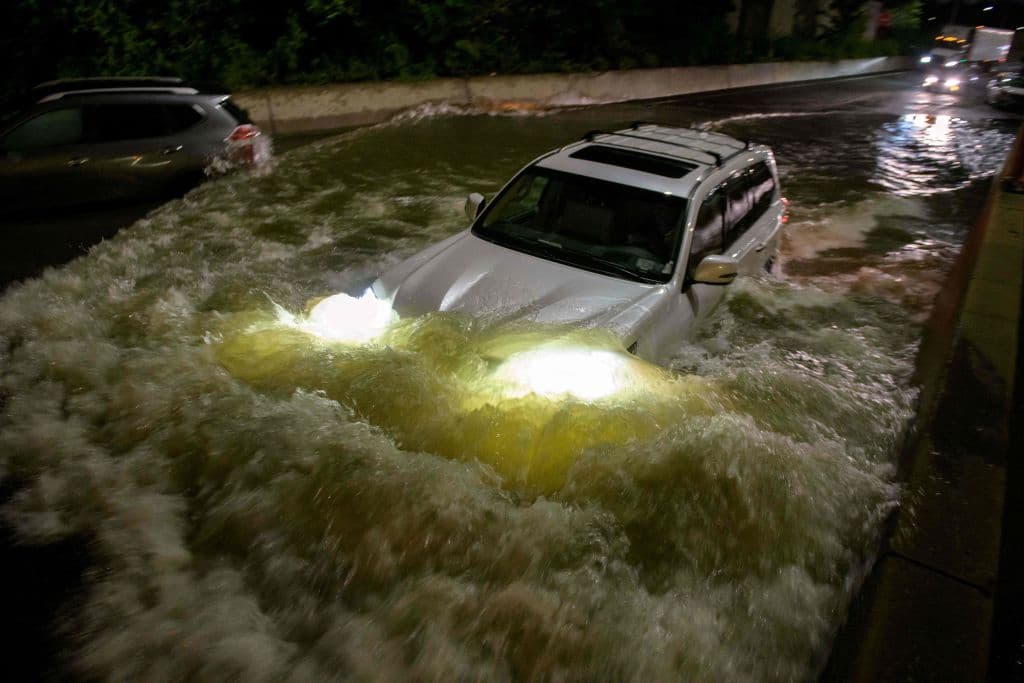 En plena noche, la nueva gobernadora del estado Nueva York, Kathy Hochul, 
<b>declaró el estado de emergencia</b> tras las "importantes" inundaciones en todos los condados limítrofes con la ciudad de Nueva York, que podrían afectar 
<b>a unos 20 millones de personas. </b>
<br>
