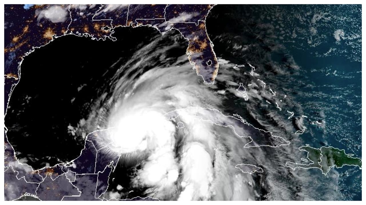 Ya este miércoles en la mañana, los condados de Miami-Dade, Broward y Palm Beach fueron puestos bajo aviso por tormenta tropical, a medida que la aún tormenta tropical Helene se acerca al estado de Florida. Helene tiene vientos sostenidos de 65 millas por hora, con ráfagas de 75 millas por hora, y se encuentra a 120 millas del extremo oeste de Cuba.