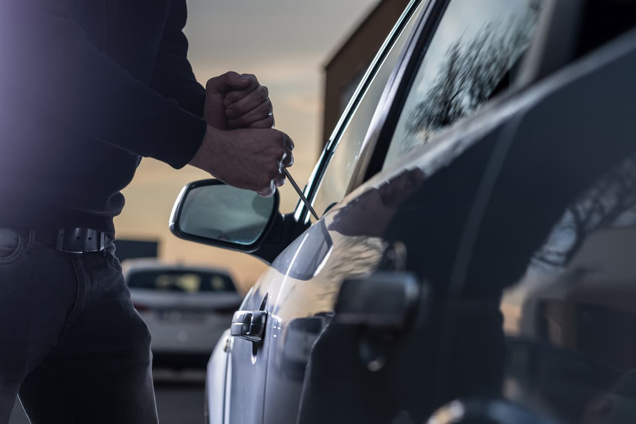 "El crimen pide perdón": un ladrón roba un coche, se arrepiente, lo devuelve con el tanque lleno de combustible y una nota de disculpa