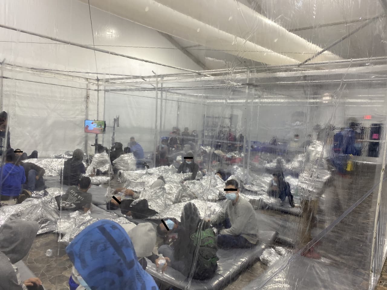 El congresista calificó de “terribles” las condiciones para los menores y pidió que se agilice el paso de los jóvenes de la Oficina de Aduanas y Protección Fronteriza al Departamento de Salud y Servicios Humanos.
<br>