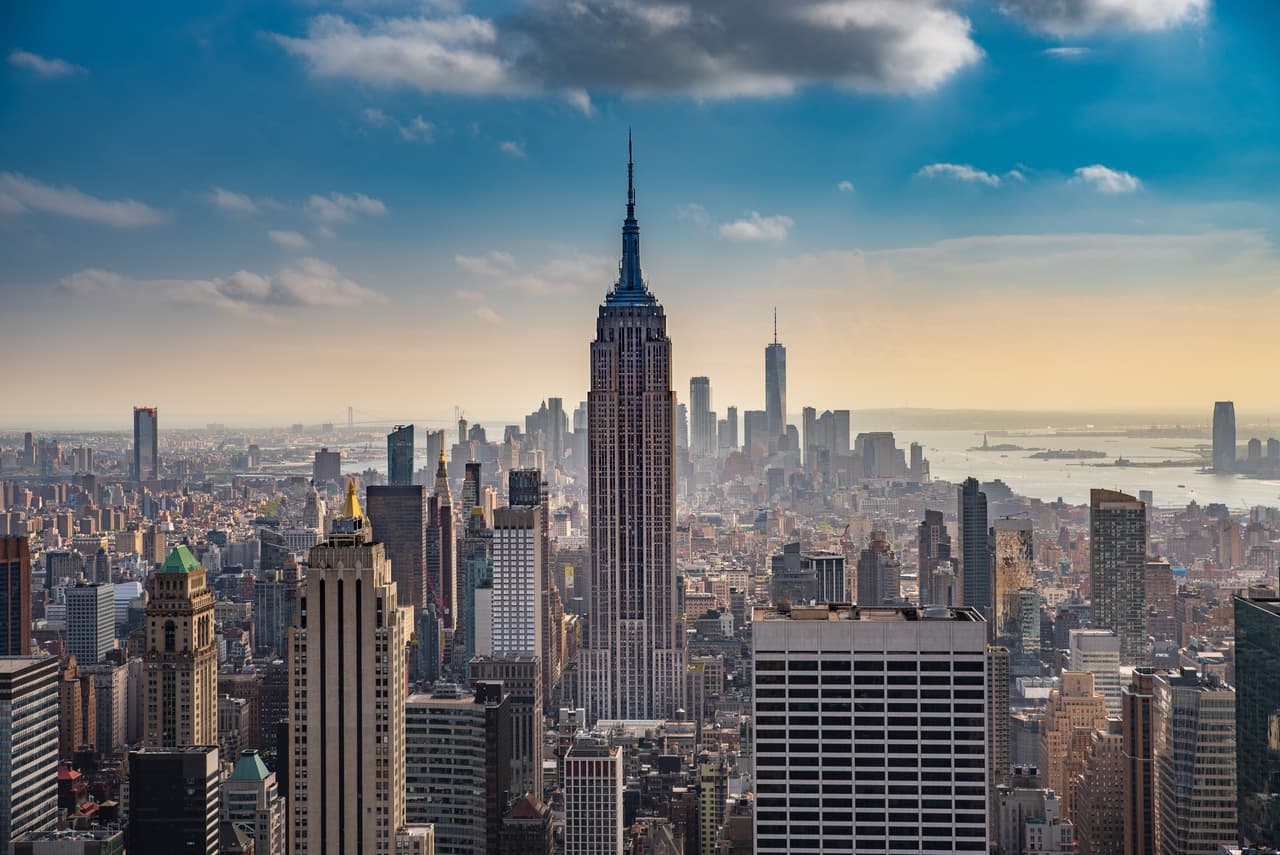 <b>Puesto 3. Empire State Building. Nueva York, EEUU.</b>
<br>
<br>El Empire State Building es uno de los rascacielos más famosos y fotografiados del mundo. Contando la aguja y la antena, el edificio mide 443 metros (1,454 pies): es el cuarto edificio más alto de Nueva York, el sexto más alto de los EEUU y la torre número 43 más alta del mundo.