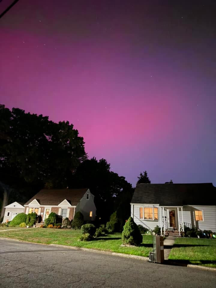 Televidentes de Univision 41 compartieron imágenes de cómo se vio el fenómeno en sus vecindarios. 
<b>Como esta foto captada en Cresskill, Nueva Jersey.</b>
<br>