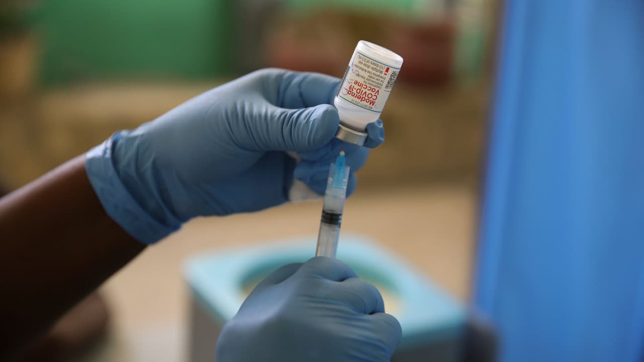 Aprueban vacuna de refuerzo contra la variante ómicron, la primera de su tipo en la pandemia
