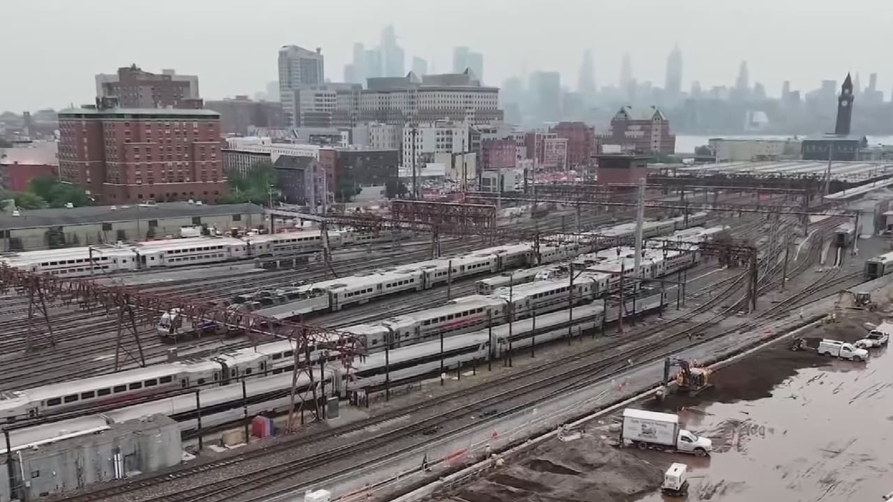 El gobernador Phil Murphy y el presidente de Nueva Jersey Transit, Kris Kolluri, anunciaron un acuerdo tentativo con la hermandad de ingenieros de trenes para poner fin a la huelga de tres días que paralizó el servicio de NJ Transit. Según reportes, la compañía perdió entre 3 y 4 millones de dólares por cada día de paro laboral.