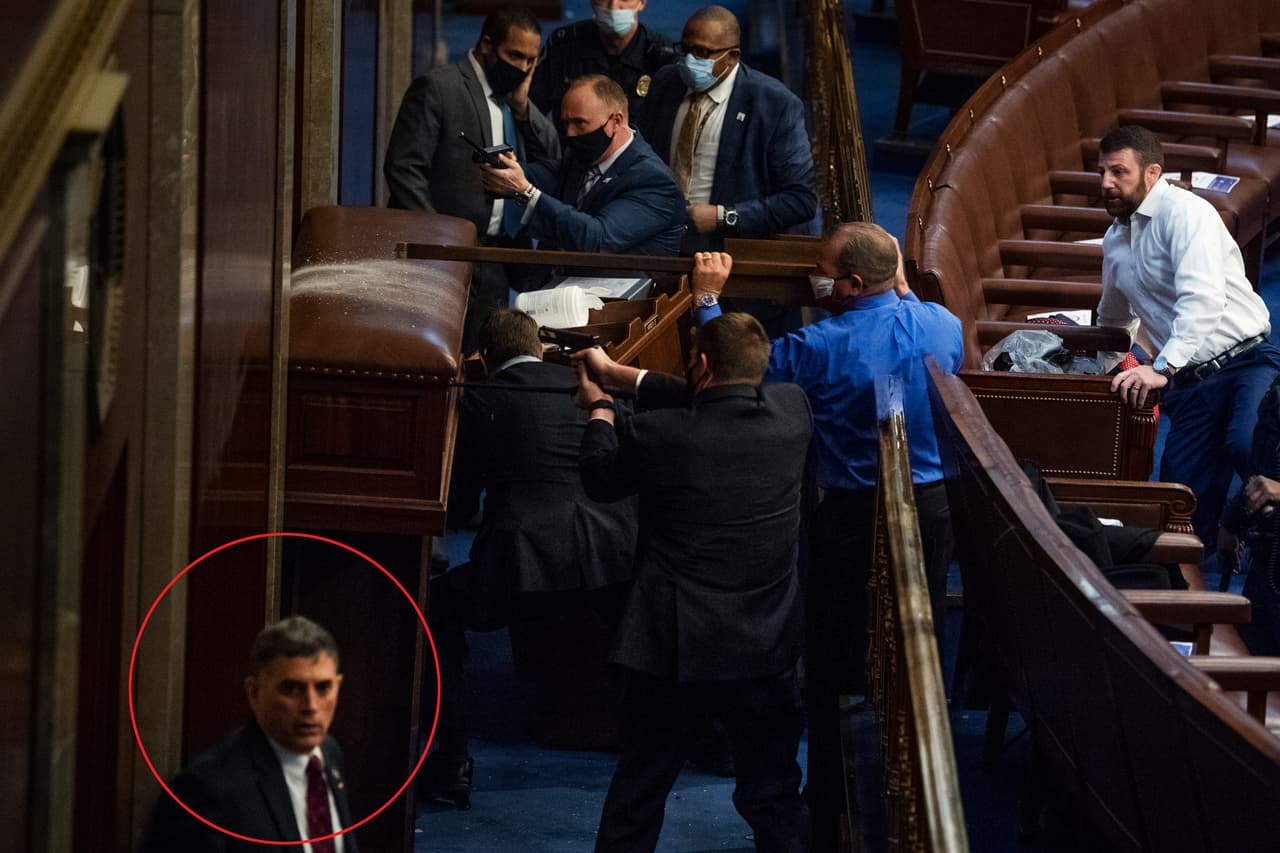 En estas fotos se ve a Clyde junto con otros legisladores y personal de seguridad asegurarse de que los ingresos al salón no son vulnerados.