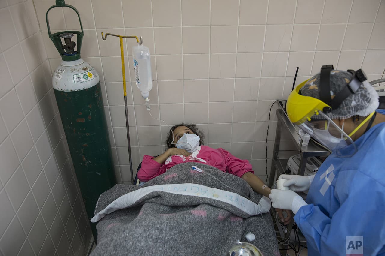 María Álvarez yace en una mesa de examen en un área de espera aislada del Instituto.
<br>
