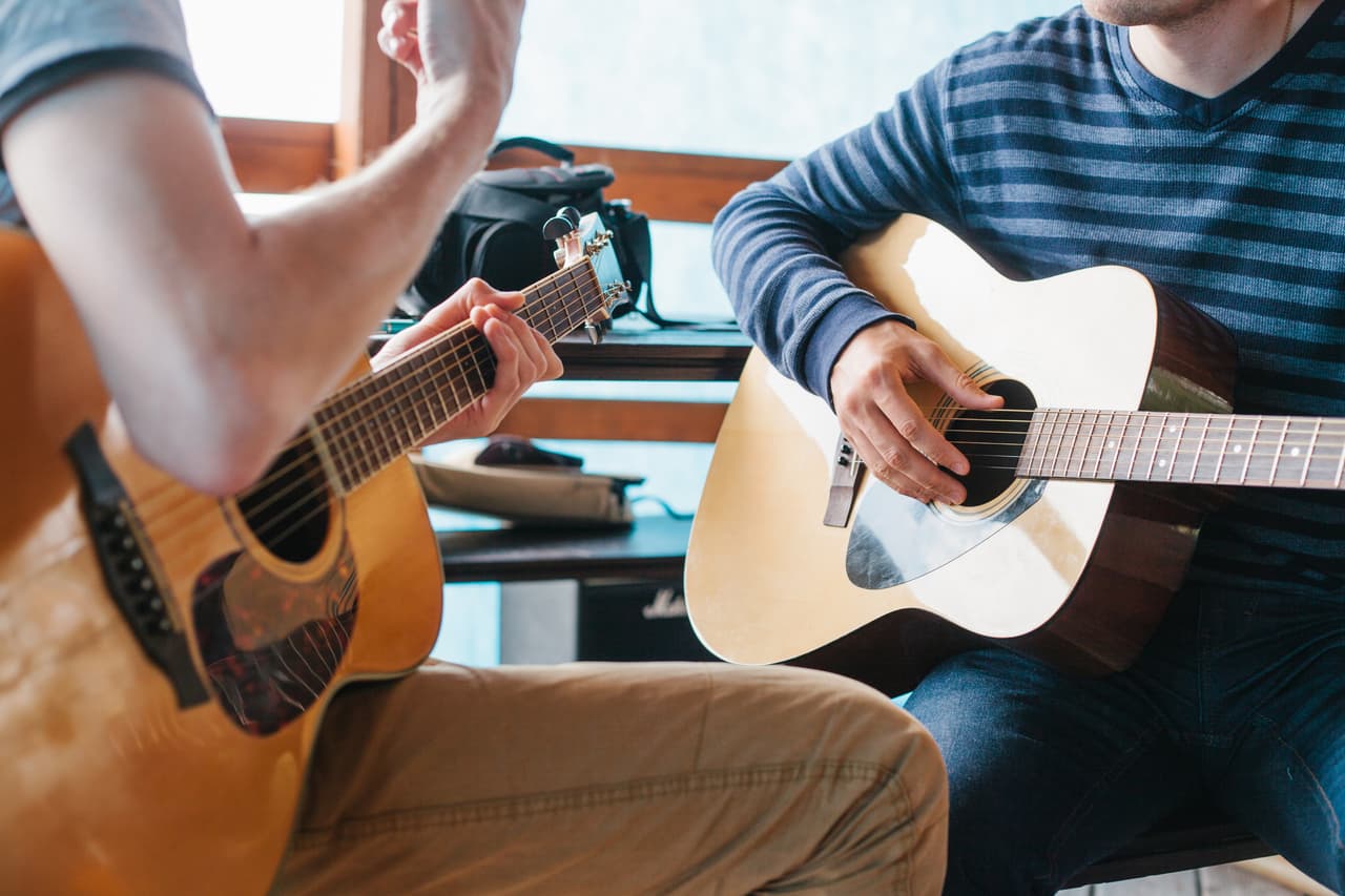 <h3 class="cms-H3-H3">13. Enseñe a tocar algún instrumento musical</h3>
<br>
<br>Si usted sabe tocar la guitarra, la batería, el piano o el saxofón (o incluso si es un buen cantante) puede dar lecciones privadas a los interesados en aprender un instrumento o cantar. La lección promedio de piano ronda entre los $40 y $100, mientras que si usted da clases a grupos de tres o más personas puede cobrar entre $40 y $50 a cada participante. 
<br>