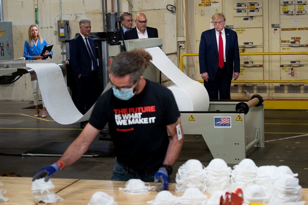 El presidente Donald Trump llegó este martes a Phoenix para visitar la planta Honeywell, una empresa multinacional dedicada a la construcción de motores para aviones que dio un giro a su producción para elaborar máscaras N-95 que necesita el personal médico y de primera línea en medio de la pandemia del coronavirus.