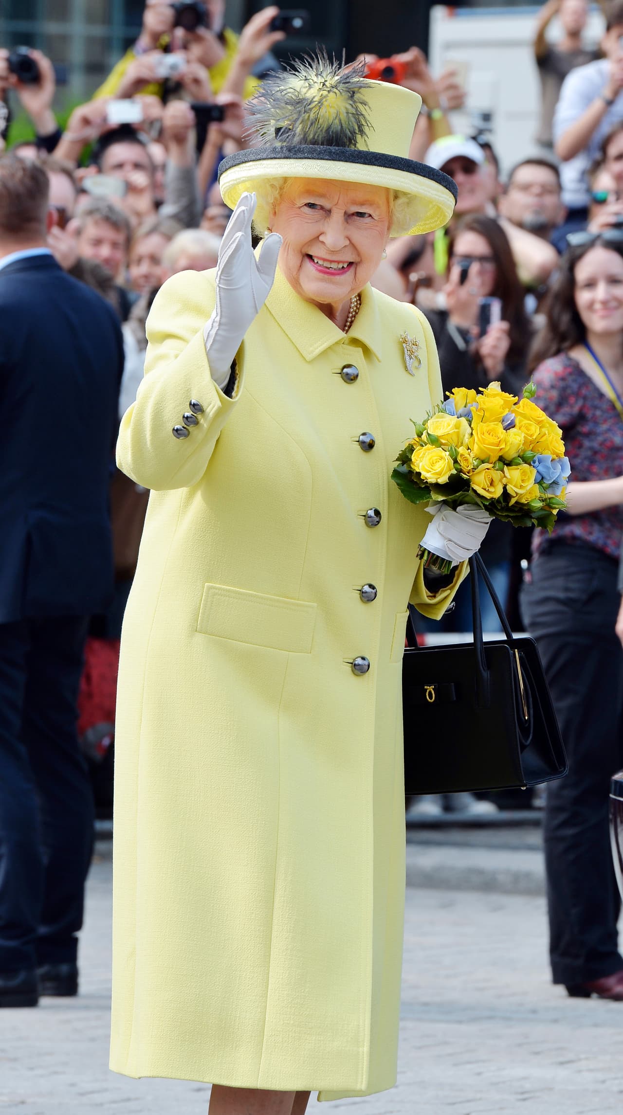 La noticia supuestamente tomó por sorpresa a la reina Isabel, quien citó para este lunes en Sandringham tanto a su hijo y heredero de la corona, el príncipe Carlos de Gales, como a sus dos nietos, los príncipes William y Harry.