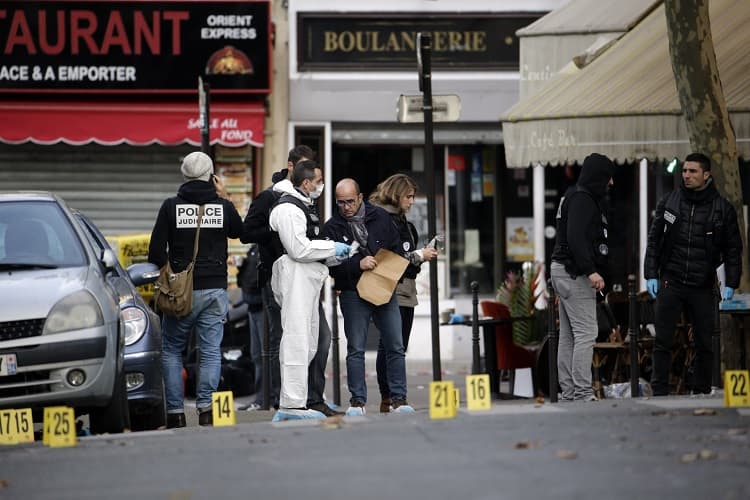La zona alrededor del Cafe Bonne Biere esta acordonada para permitir el trabajo de los forenses.