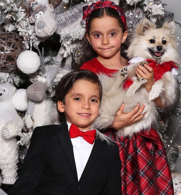 "Son hijos míos, 
<b>todos mis hijos son hermanos, aquí no hay hermanastros</b>, aquí no hay nada de nada, todos son hermanos, yo soy el papá", dijo contundentemente.
<br>