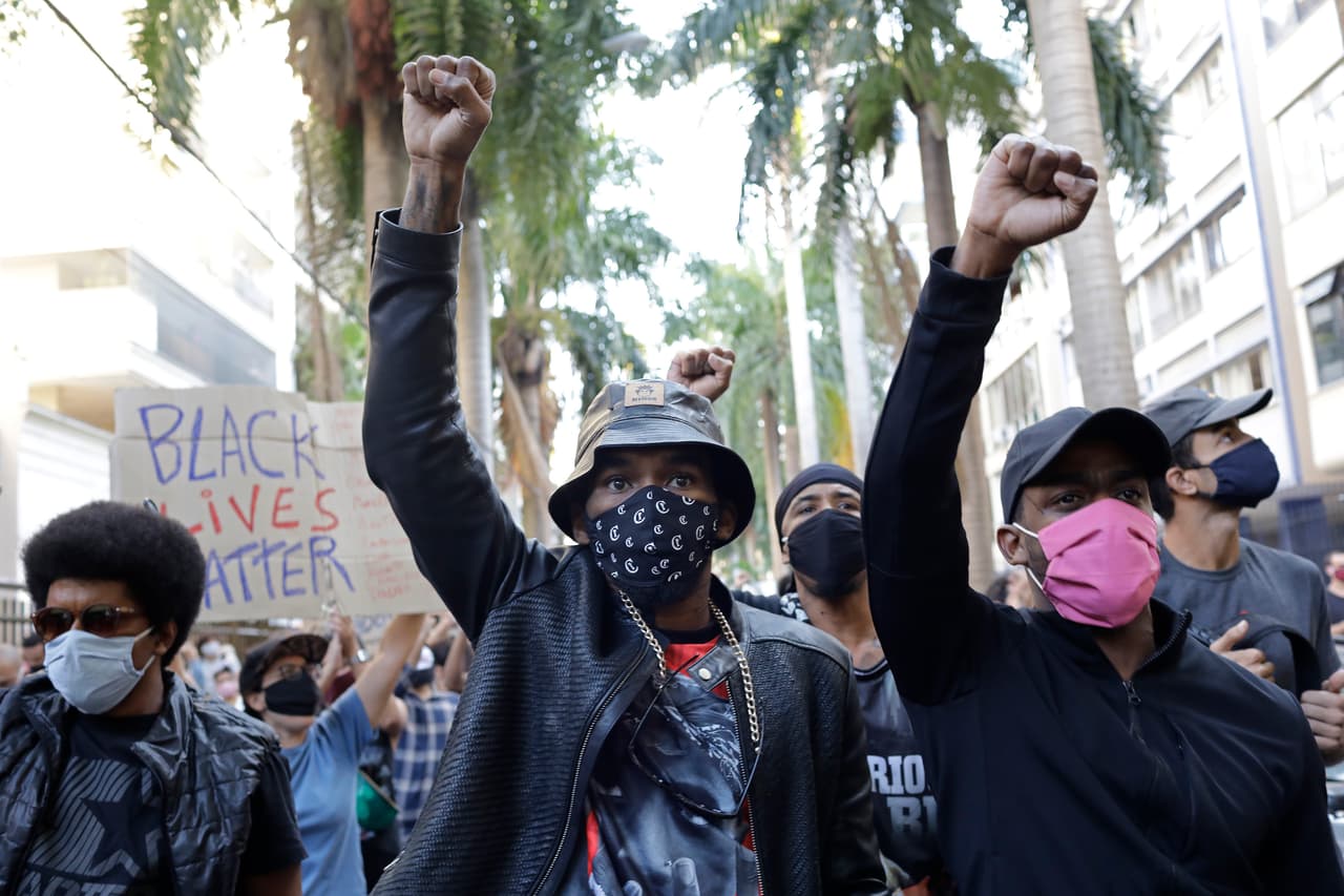 En Río de Janeiro, Brasil, un grupo de jóvenes con carteles del movimiento ‘black lives matter’ protestó la muerte de Floyd, e incluyeron mensajes en contra de las agresiones de la policía contra las personas de color en los barrios pobres de la ciudad. 31 de mayo.