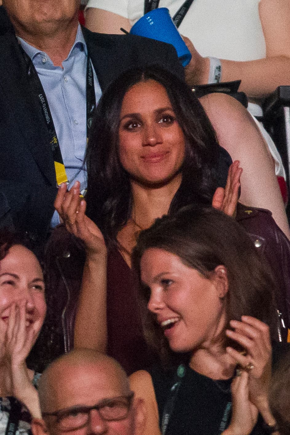 <b>Septiembre, 2017</b>
<br>Esta fue la primera ocasión desde que anunciaron que estaban "enamorados" que vimos a la actriz en un evento público donde estaba el príncipe Harry. Se trataba de la apertura de los Juegos Invictus en Toronto. Para su 'debut', ella lució un vestido 
<b>Wilfred Beaune</b> en color bordeaux y una chaqueta de cuero 
<b>Mackage Baya</b> estilo biker en el mismo tono.