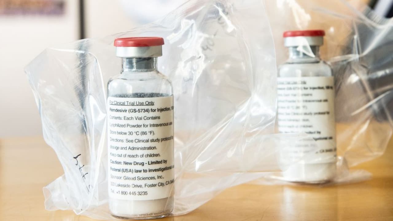 Este 
<a href="https://www.univision.com/shows/noticiero-univision/el-medicamento-remdesivir-se-convierte-en-el-primer-tratamiento-autorizado-en-eeuu-contra-el-covid-19-video"><u>video</u></a> reseña la aprobación de la FDA del medicamento Remdesivir, el primer tratamiento autorizado en EEUU contra el covid-19.