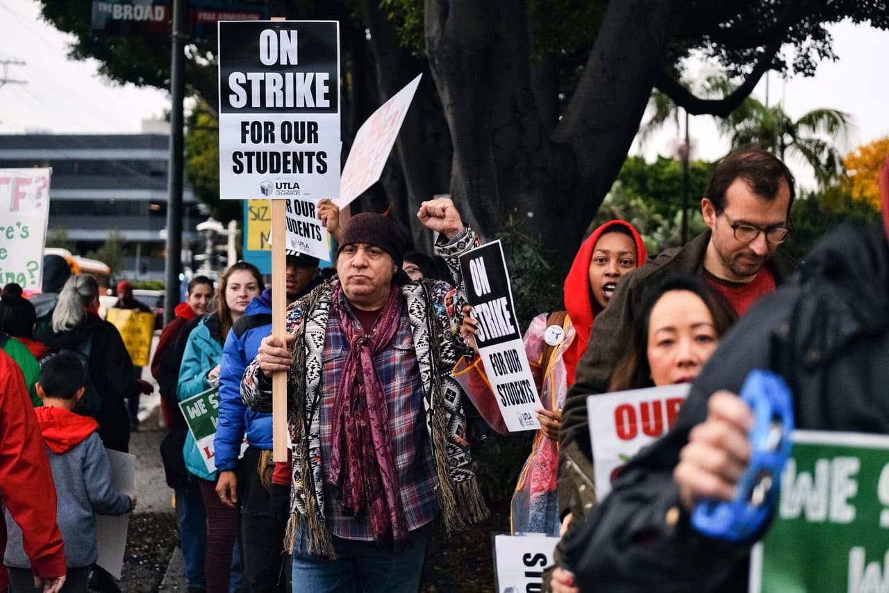El actor, músico y activista Steven Van Zandt (en el centro) protesta junto con maestros y simpatizantes enfrente de la secundaria Hamilton en Los Ángeles.