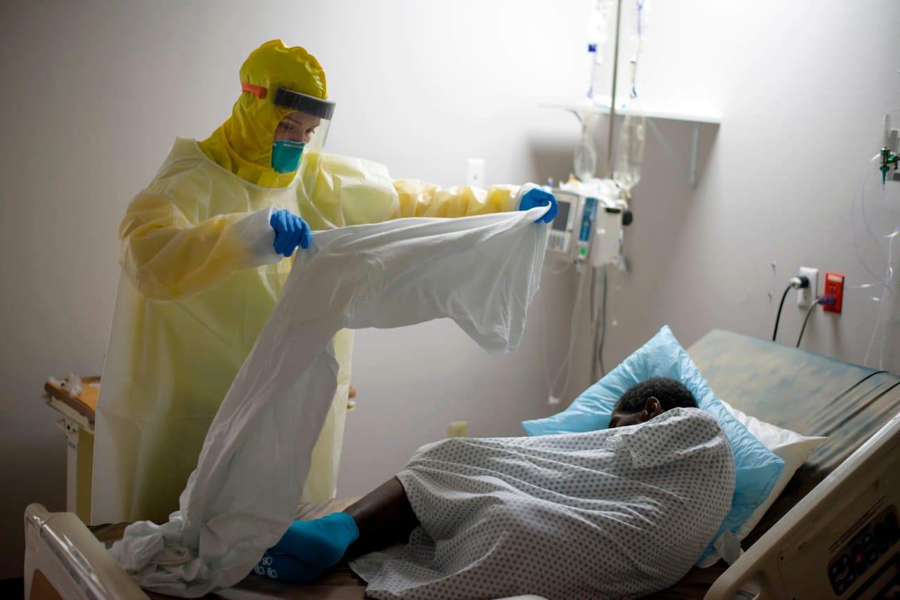 <b>Texas</b>. En este estado los casos nuevos diarios saltaron de 2,400 a finales de junio a 
<a href="https://www.wfaa.com/article/news/health/coronavirus/coronavirus-dallas-fort-worth-north-texas-live-updates-july-7/287-ecbc3272-2e58-430f-951d-dc374194d6e0"><u>más de 8,000 el 6 de julio</u></a>. El número de personas hospitalizadas en Texas se ha cuadruplicado desde que comenzó la reapertura a fines de mayo.
<br>
<br>En la imagen un paciente de covid-19 recibe atención médica en el hospital United Memorial Medical Center de Houston el 2 de julio.