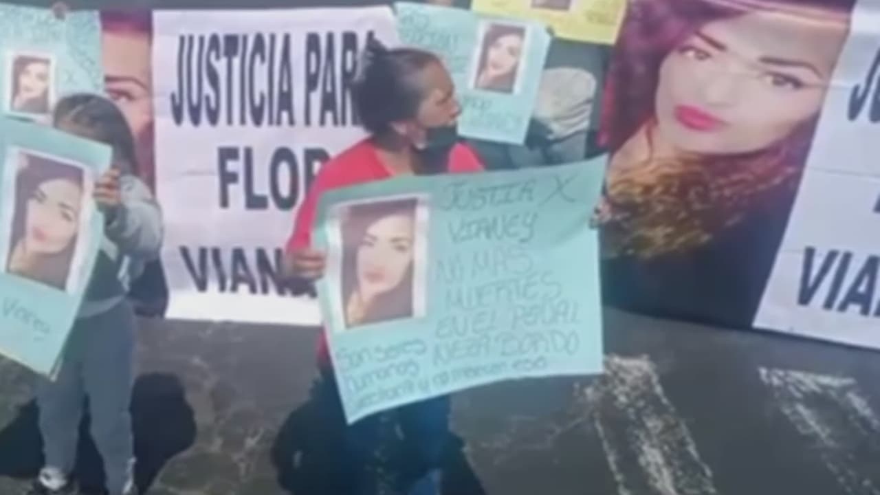 <b>Madre hispana muere en una prisión a solo días de quedar en libertad: "ella necesitaba ir al hospital"</b>
<br>
<br>Flor Vianney Lozada, madre soltera de dos niños, estuvo agonizando durante varios días en un centro penitenciario de México por una hepatitis crónica que al parecer no fue tratada adecuadamente. Martha Lozada, madre de la víctima, aseguró que en varias ocasiones pidió a las autoridades que llevaran a su hija a un hospital, pero nunca le hicieron caso, por lo que ahora está exigiendo justicia y castigo para los responsables.