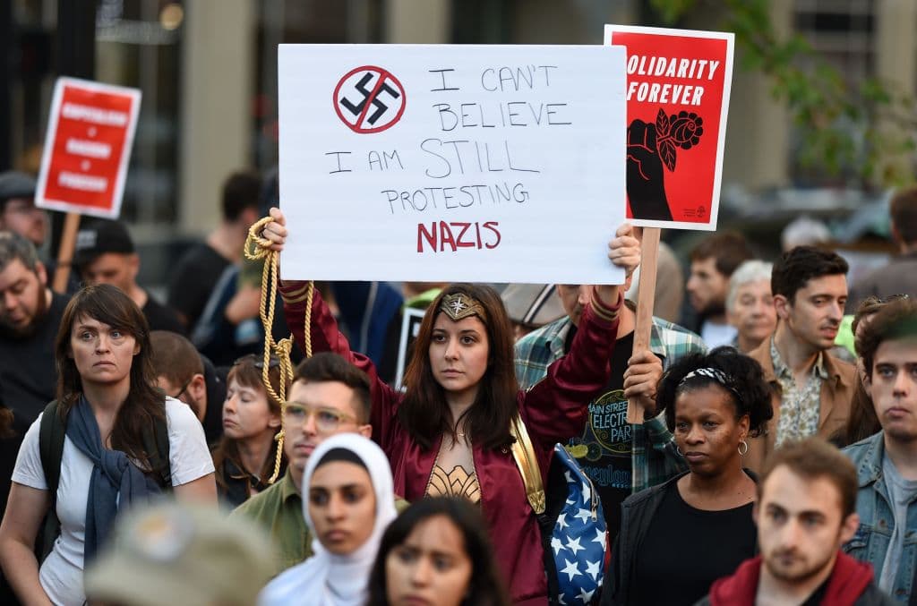'La Mujer Maravilla' no puede creer que todavía esté protestando contra los nazis.