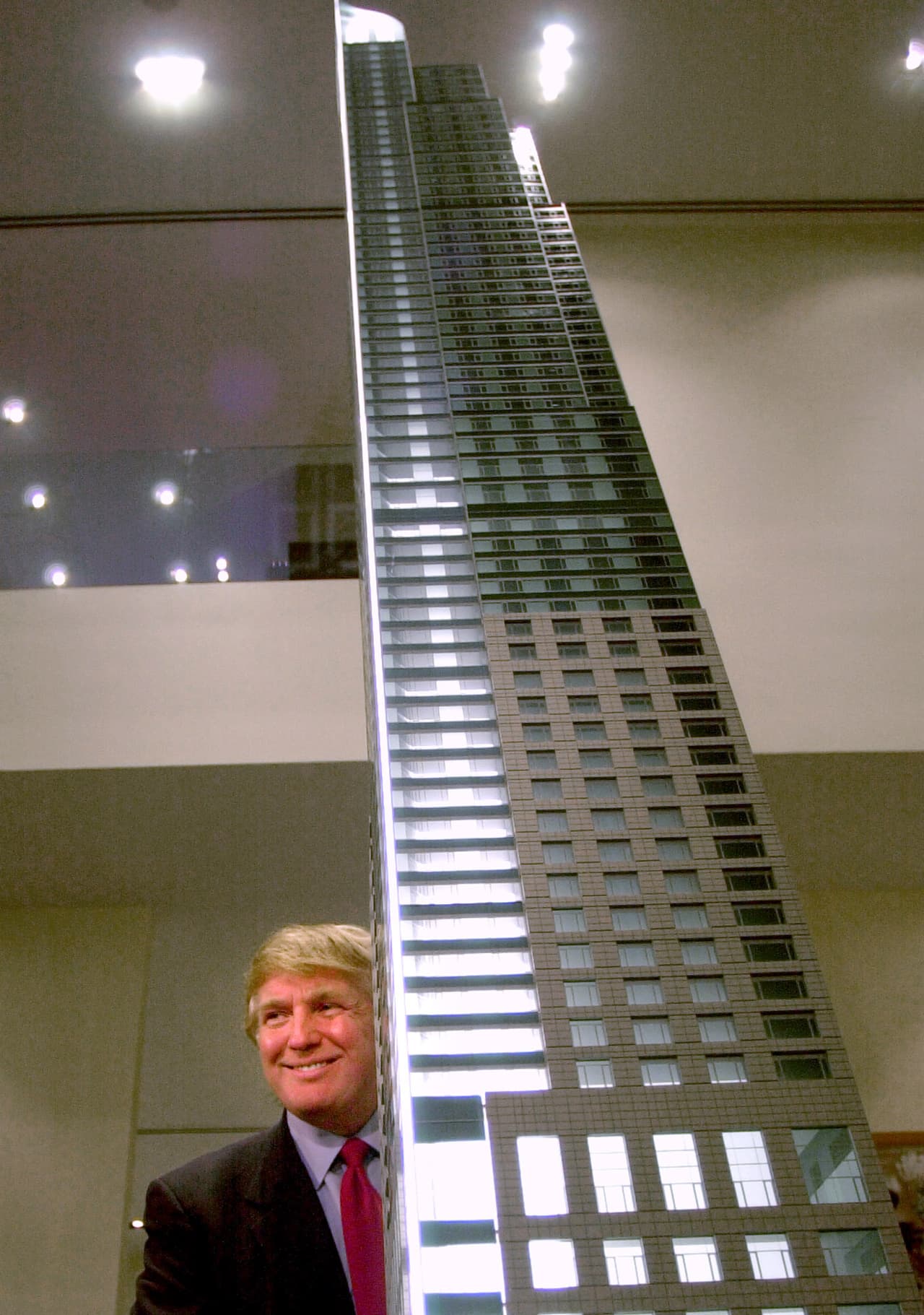 Magnate del negocio inmobiliario, Donald J. Trump presenta el modelo del proyecto The Ritz-Carlton Toronto, el 29 de noviembre de 2001. El proyecto costó US$209,000,000.