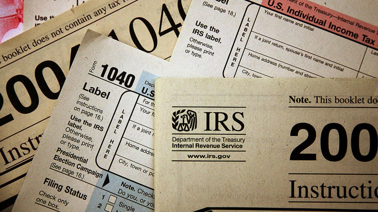 Durante la temporada de impuestos, una de las preguntas más recurrentes es en qué momento llegará el reembolso. Para hacer el trámite más sencillo, el IRS ha dispuesto de una página en la que los contribuyentes que presentaron su declaración electrónicamente podrán consultar el estado en solo 24 horas. Entretanto, quienes lo hicieron en papel tendrá que esperar cerca de cuatro semanas.