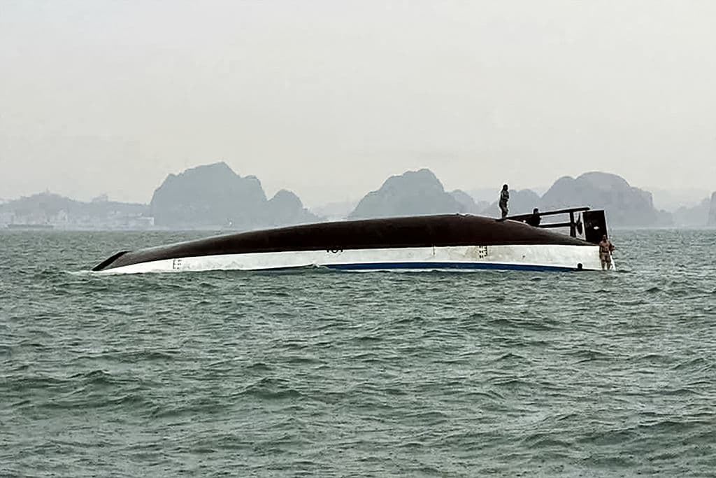  Al menos 18 muertos y más de 20 desaparecidos al naufragar bote turístico en Vietnam