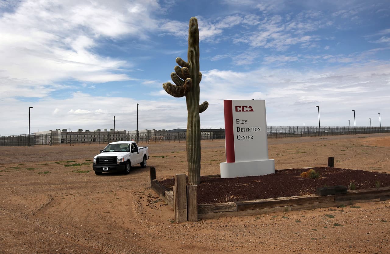 Con protesta desde los autos piden liberar a indocumentados de centros de detención en Arizona por temor al coronavirus