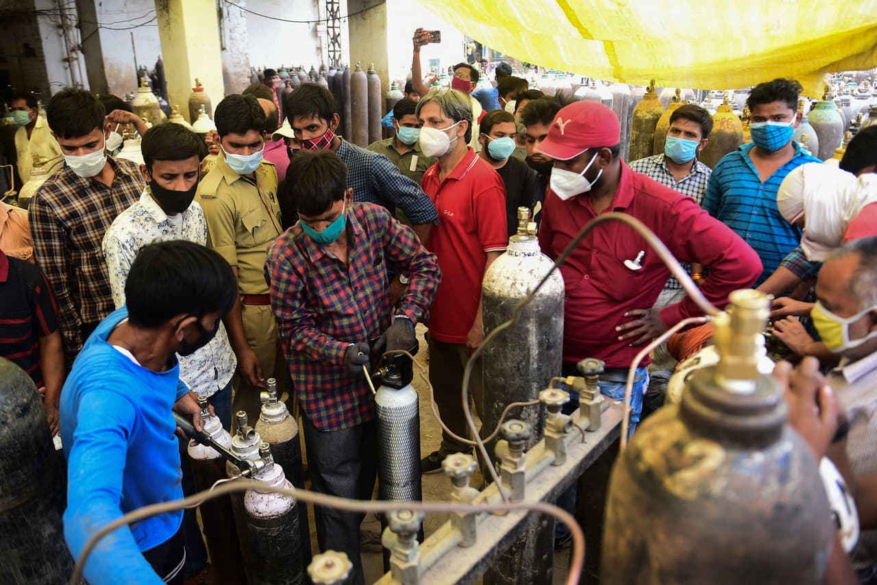Una estación de recarga de oxígeno para pacientes de covid-19 en Allahabad, el 20 de abril. El país sufre escasez de oxígeno médico y busca aumentar su importación. Además ha desviado todos los suministros de oxígeno de las industrias al sector de la salud.
<br>