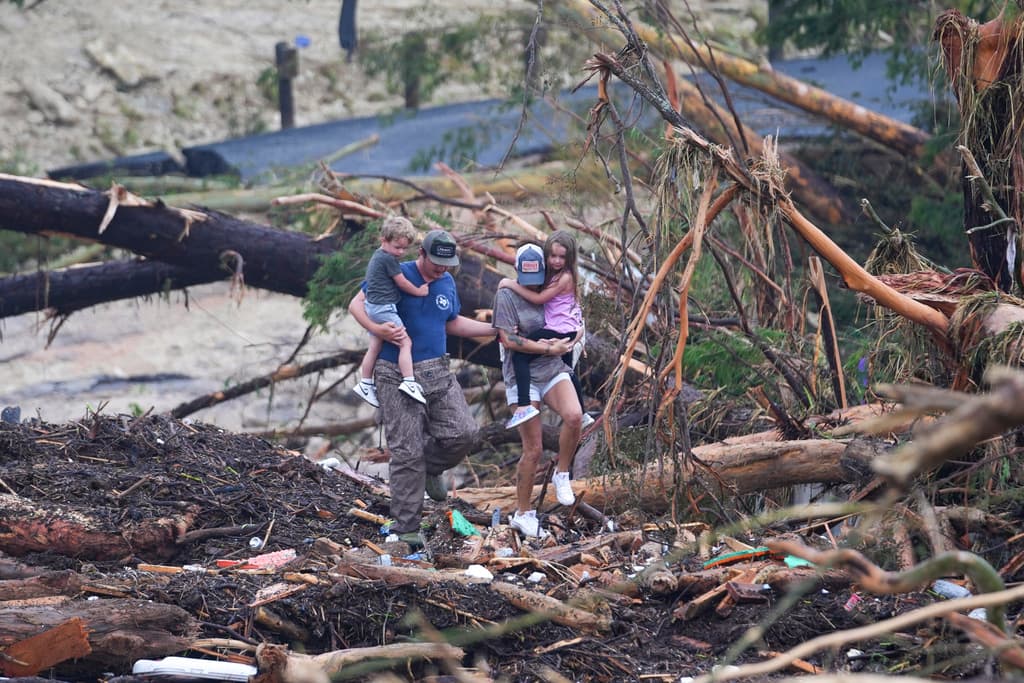<b>Texas, julio de 2025.</b> Las autoridades siguen evaluando los efectos mortales de las intensas lluvias que causaron devastadoras inundaciones repentinas en la 
<a href="https://www.univision.com/local/san-antonio-kwex/silvana-garza-valdez-narra-como-sobrevivio-a-inundacion-campamento-tras-el-desbordamiento-del-rio-guadalupe-kerr-texas">región montañosa de Texas</a> (Hill Country), dejando al menos 109 muertos y 161 desaparecidos, según el gobernador Greg Abbot, mientras padres desesperados buscaban noticias de sus hijas desaparecidas en un campamento cercano al río Guadalupe.