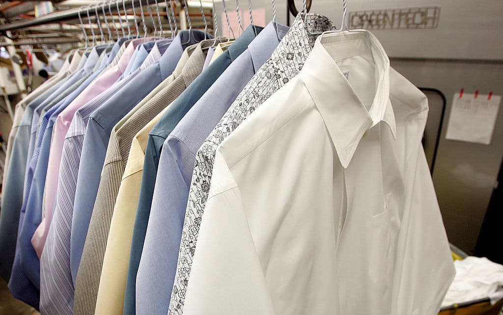 <h2 class="cms-H2-H2"><b>Productos químicos en la ropa</b></h2>
<br>
<br>Entrarán en vigor varias leyes para prohibir los productos químicos nocivos en la ropa y los cosméticos. Sería ilegal vender o distribuir estos productos. Se prohibieron alrededor de 24 ingredientes diferentes, incluidos el formaldehído, el mercurio y una serie de "productos químicos permanentes".
<br>