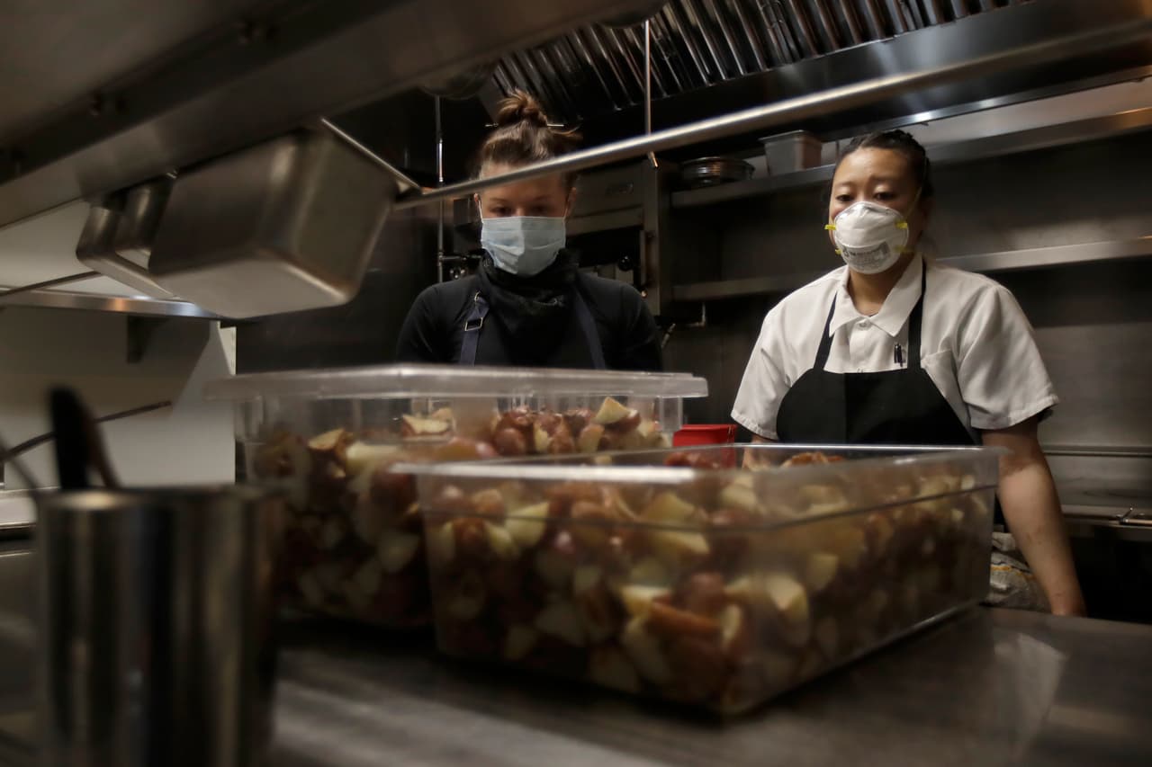 <b>Tomará más tiempo del esperado.</b> Newsom explicó que el proceso para relajar la 
<a href="https://www.univision.com/local/san-francisco-kdtv/gobernador-de-california-anuncia-toque-de-queda-para-los-40-millones-de-residentes-del-estado" target="_blank">orden de confinamiento en casa</a> y permitir la operación de nuevos negocios “llevará varias semanas” o “incluso meses”, y todas las decisiones que se tomen estarán basadas “en la ciencia y no en la política”.
