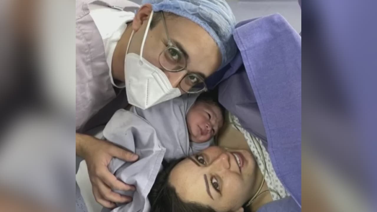 La bebé murió 12 horas después del parto. Sus padres no entienden cómo pudo ocurrir. El acta de fallecimiento no aclara las causas de la muerte. La pareja exige justicia.