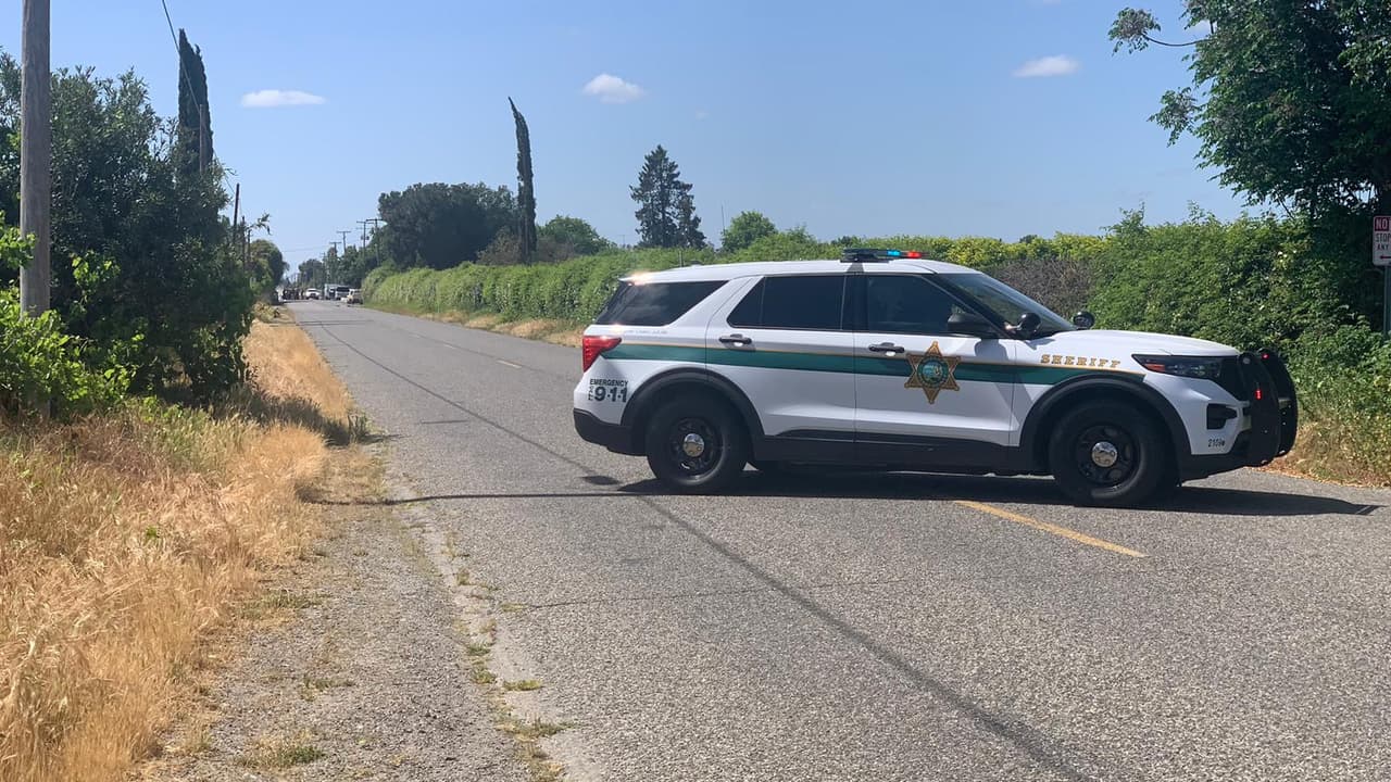 Investigan el hallazgo de un cuerpo en un canal al sur de Fresno
